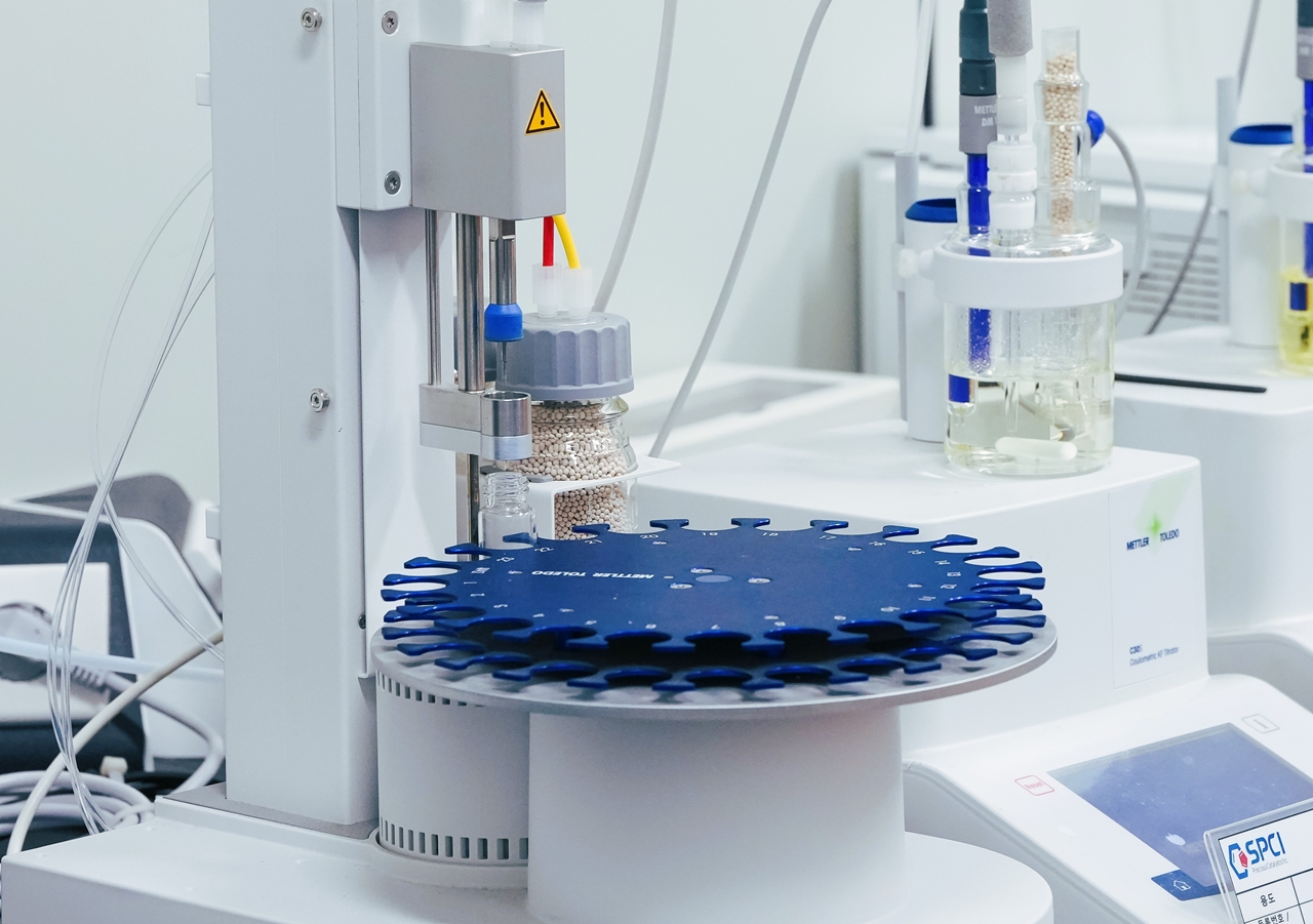 태블릿으로 분석 결과를 확인하는 SPCI 연구원